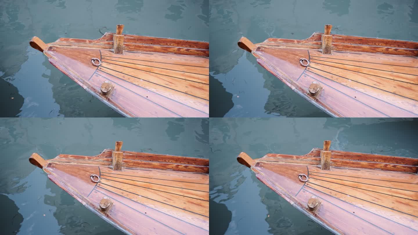船头停泊在威尼斯泻湖。