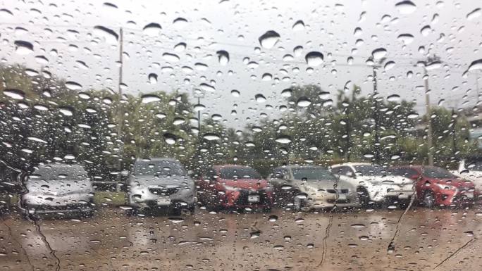 水滴落在汽车玻璃上。雨滴泡滴落在汽车玻璃上。