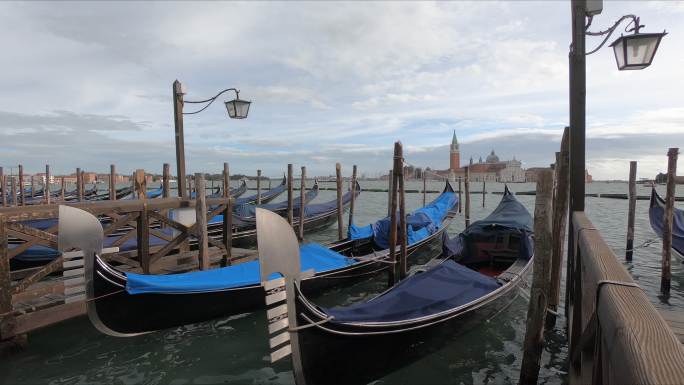 意大利威尼斯大运河和圣玛利亚德拉致敬教堂意大利威尼斯美丽的绿松石水。
