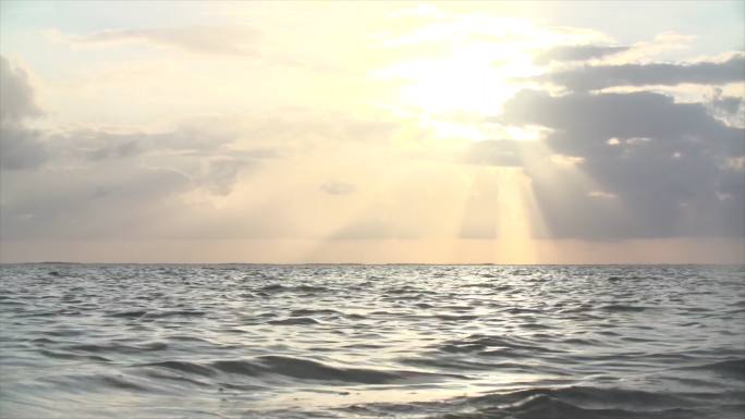 马达加斯加 海上日出 耶稣光穿过云层