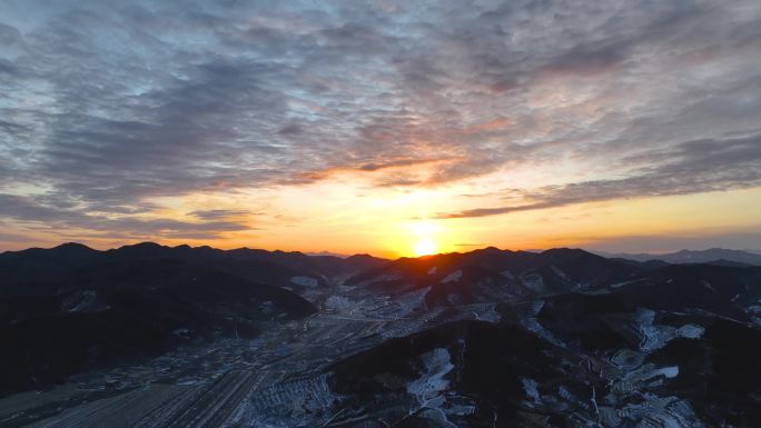 东北丘陵山脉日出