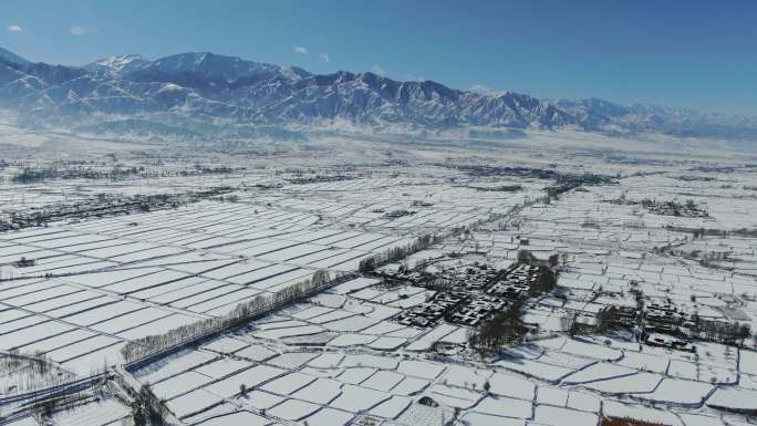 河西走廊祁连山下农村雪景