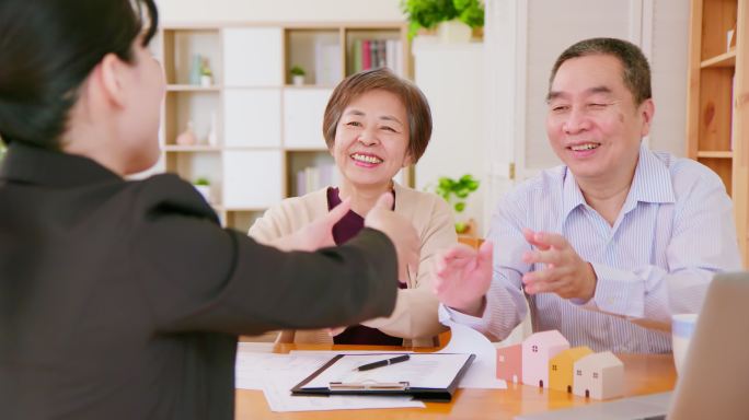 亚洲老年夫妇买房讨论谈判成果