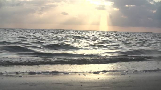 马达加斯加海上日出 耶稣光 海浪拍打沙滩