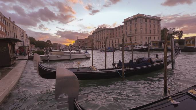 意大利威尼斯大运河和圣玛利亚德拉致敬教堂意大利威尼斯美丽的绿松石水。