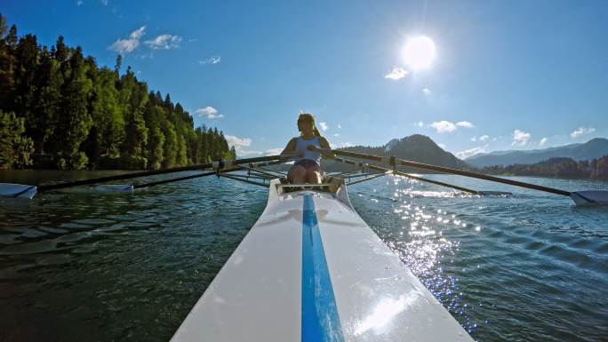 POV女运动员双桨划水过湖