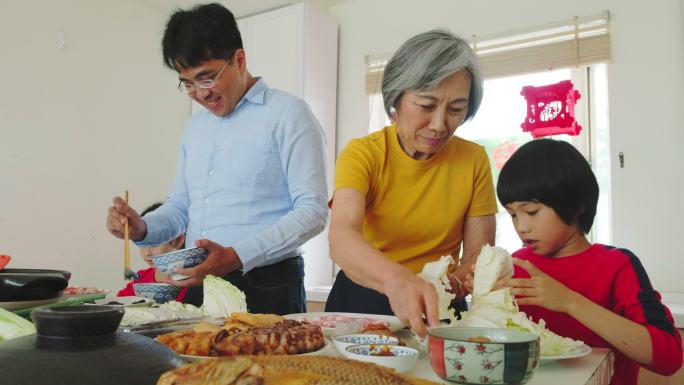 中国多代家庭在厨房准备新年食品