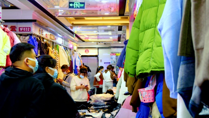 商场女装服装市场人流延时服装采购服装批发