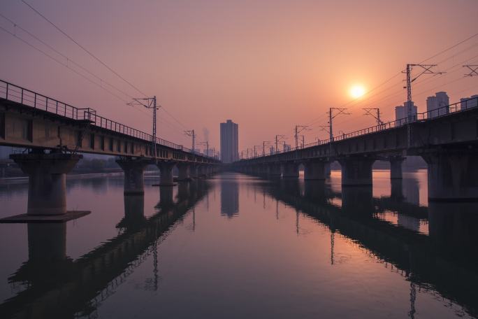 4K延时夕阳下行驶中的火车