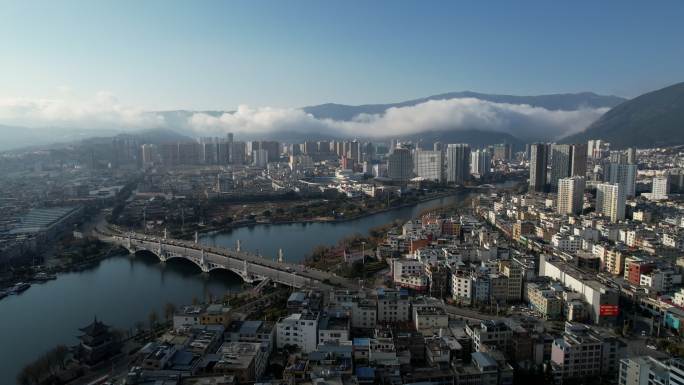 中国云南省大理市，旅游城市建筑和洱海天际线