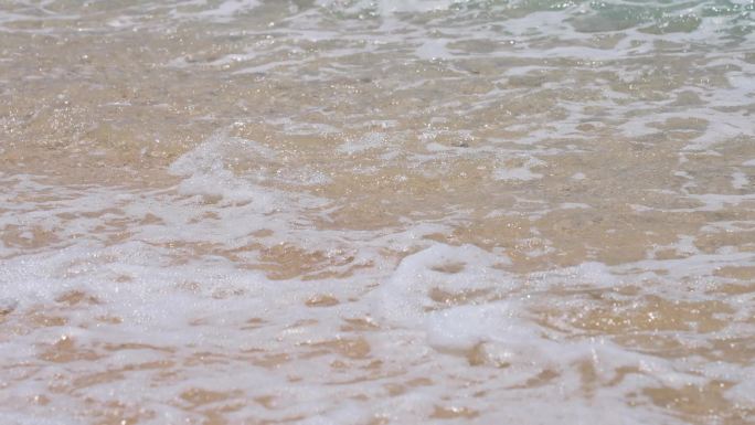 海浪冲撞海滩海边海水海滩沙滩