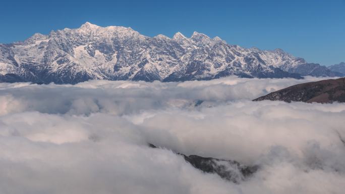 雪山前乌云滚滚山雾延时地平线