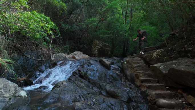 徒步 登山 露营 探险 丛林 瀑布 背包