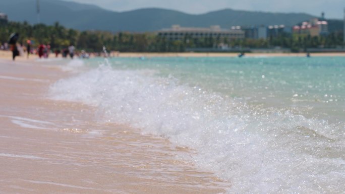 海浪冲撞海滩晶莹剔透的浪花拍打沙滩休闲娱