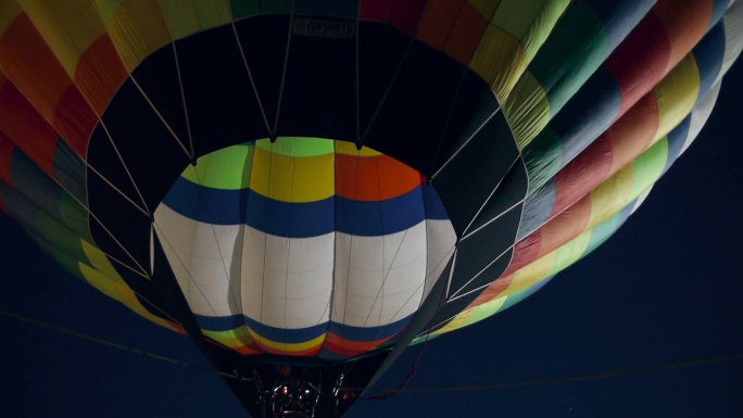 热气球在夜晚亮起极限挑战喷出晚上