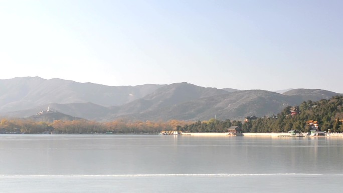 平移：北京颐和园的佛禅湖
