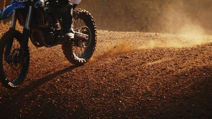 SUPER SLO MO摩托车越野车手在泥土跑道上驾驶