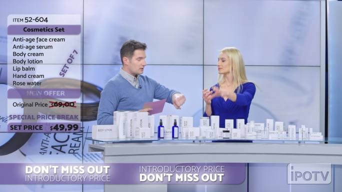 美国电视广告蒙太奇：一位在电视广告节目中展示化妆台词的女性在交谈时将一些奶油抹在男主持人的手背上