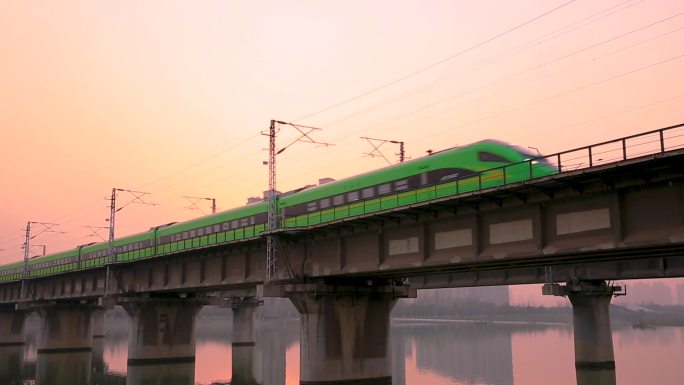 夕阳下行驶中的火车