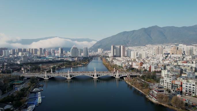 中国云南省大理市，旅游城市建筑和洱海天际线