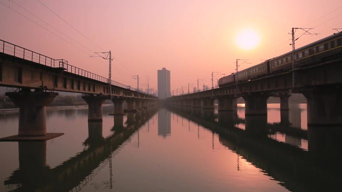 夕阳下行驶中的火车