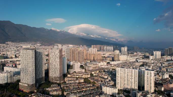 中国云南省大理市，旅游城市建筑和洱海天际线