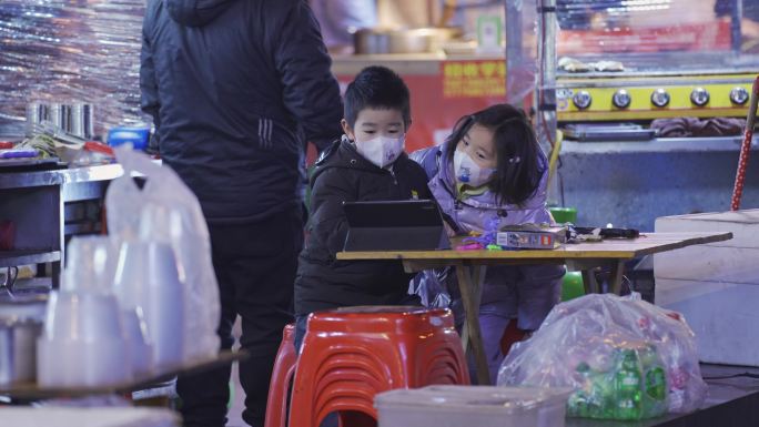 城市夜市美食小吃地摊人群吃货地摊经济