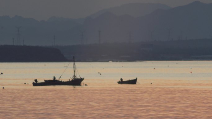 夕阳海面上的小渔船