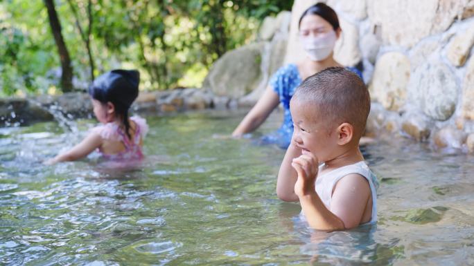 亲子小孩室外温泉家庭美女养生度假泡澡洗浴