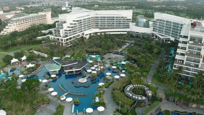 无人机鸟瞰中国海南三亚海棠湾豪华酒店。