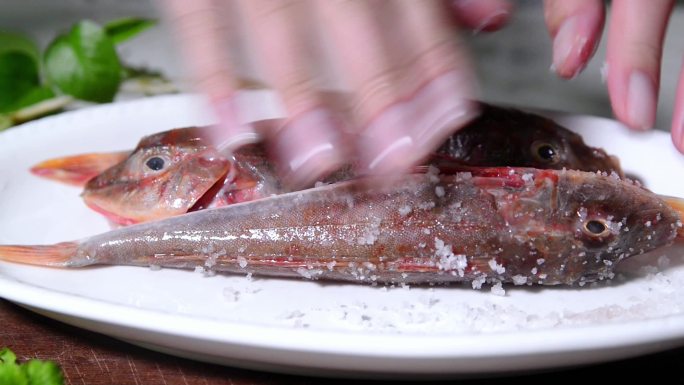 腌制鱼海鲜撒盐抹盐实拍视频