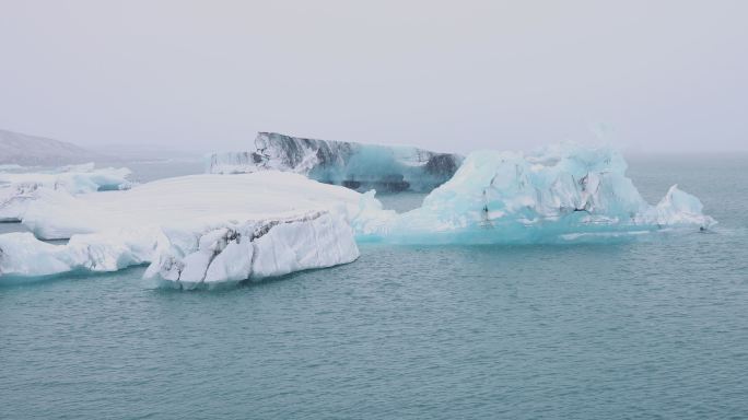 在Jökulsaron的天然冰川湖泻湖上欣赏漂流的冰山。ISL公司