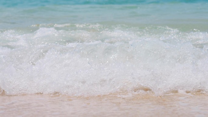 海浪冲撞海滩海边海水海滩沙滩