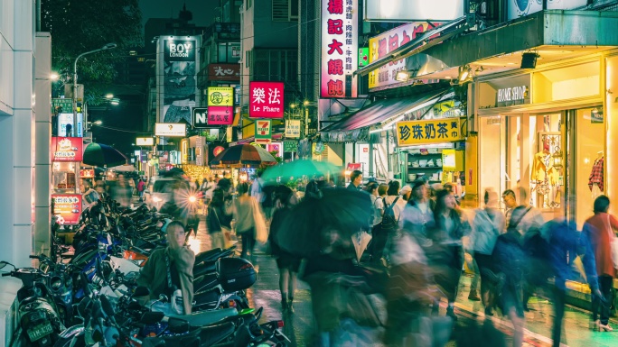 人群在雨中穿过忠孝东路的延时镜头