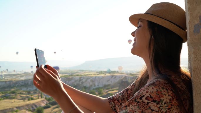 土耳其卡帕多西亚年轻女子使用智能手机