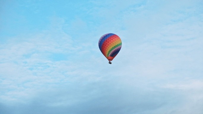 热气球飞行。热气球起飞飞翔飞行航行城市上