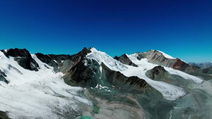 新疆 独库公路 山 雪山 马 航拍