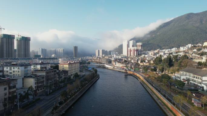 中国云南省大理市，旅游城市建筑和洱海天际线