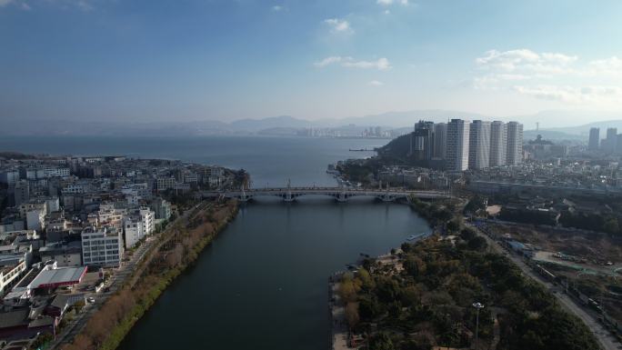 中国云南省大理市，旅游城市建筑和洱海天际线