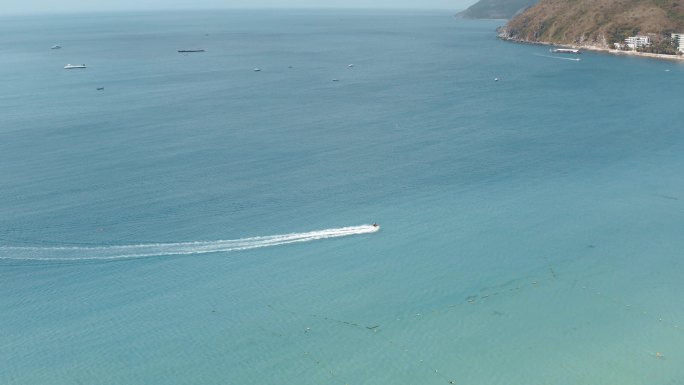 无人机鸟瞰中国海南三亚海滩。