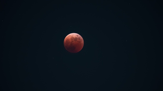 一轮红色月亮夜空升起