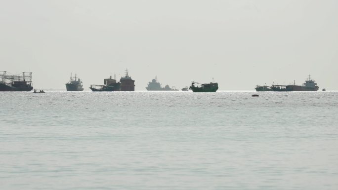海渔民渔船打捞捕鱼