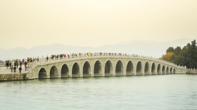 平移时间流逝：冬天在北京颐和园的桥上
