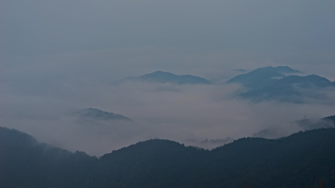 水墨山川云雾缭绕