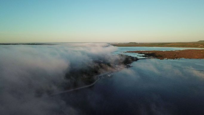 清晨湖泊航拍 平原起雾