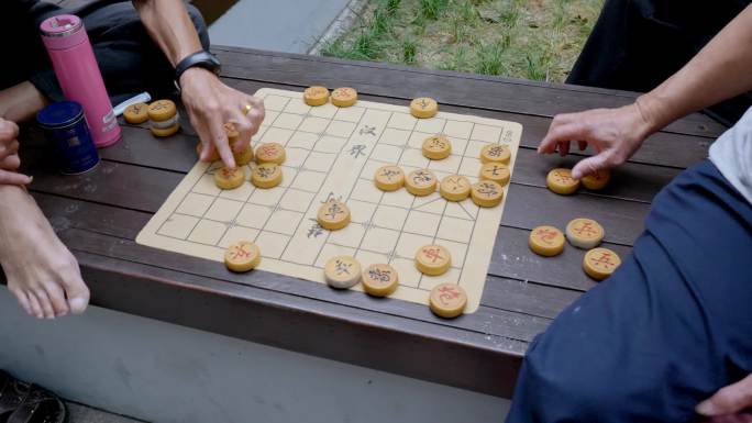 老年人下象棋