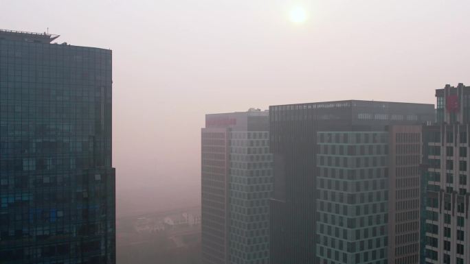 4K航拍雾霾天的城市空境素材