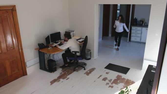 闭路电视镜头捕捉到一名女性在办公室摔倒