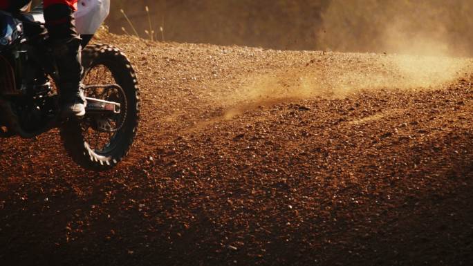 TIME WARP EFFECT摩托越野车手在泥土跑道上驾驶