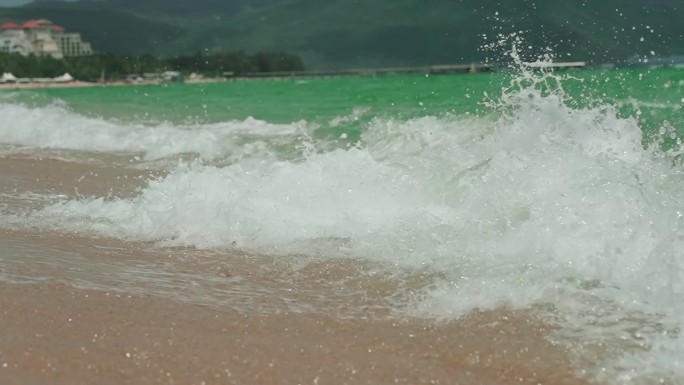 海浪冲撞海滩，中国三亚。